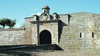 /album/galeria-de-fotos-almeida/a15-almeida-uma-das-entradas-da-fortaleza-foto-hs-jpg/