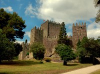 /album/galeria-de-fotos-portugal/a800px-castelo-de-guimar%c3%a3es-castelo-da-funda%c3%a7%c3%a3o-jpg/