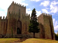 /album/galeria-de-fotos-portugal/a800px-castelo-de-guimar%c3%a3es-castelo-da-funda%c3%a7%c3%a3o2-jpg/